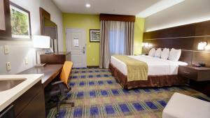Postel nebo postele na pokoji v ubytování Days Inn & Suites by Wyndham Port Arthur