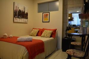 Letto o letti in una camera di Kangaroo Wasi Airport Bed & Breakfast