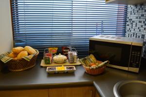 Cucina o angolo cottura di Kangaroo Wasi Airport Bed & Breakfast