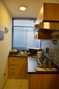 Cucina o angolo cottura di Kangaroo Wasi Airport Bed & Breakfast