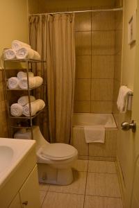 Bagno di Kangaroo Wasi Airport Bed & Breakfast