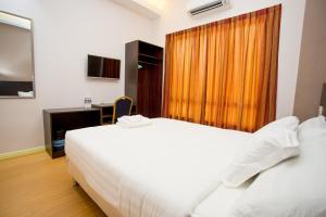 Krevet ili kreveti u jedinici u okviru objekta Labuan Fortune Hotel