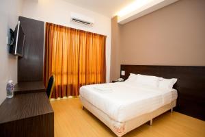 Krevet ili kreveti u jedinici u okviru objekta Labuan Fortune Hotel