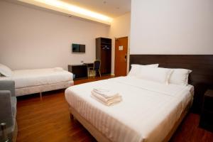 Krevet ili kreveti u jedinici u okviru objekta Labuan Fortune Hotel