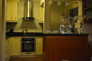 Cucina o angolo cottura di Kangaroo Wasi Airport Bed & Breakfast