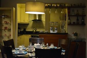 Cucina o angolo cottura di Kangaroo Wasi Airport Bed & Breakfast