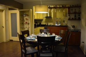 Cucina o angolo cottura di Kangaroo Wasi Airport Bed & Breakfast
