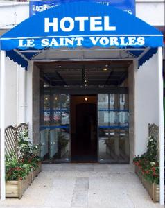 un cartello hotel sulla parte anteriore di un edificio di Hotel Le Saint Vorles a Châtillon-sur-Seine