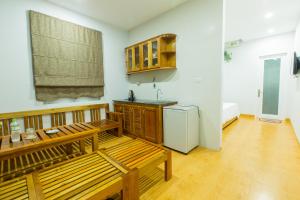 una camera con panchine e una cucina con lavandino di Gecko House a Phu Quoc