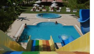 Изглед към басейн в Hotel Flora Suites - All Inclusive или наблизо