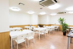 京都市にあるホテル　ささりんどうのダイニングルーム(白いテーブル、白い椅子付)