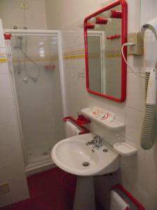 A bathroom at Pensione Delfino Azzurro Még 37 kép