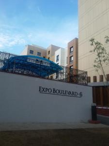 ein Schild für den Exo-Gebäudehof vor einem Gebäude in der Unterkunft Apartment 115 Expo Boulevard in Astana