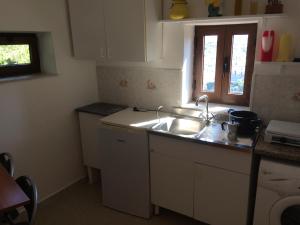 a kitchen with a sink and a window at B&B La Terrazza Dell'Itria in Modica