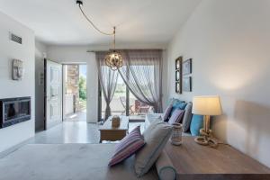 Khu vực ghế ngồi tại Evais Boutique Houses & Luxury Suites