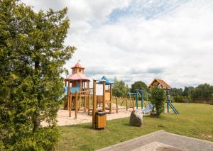 een park met een speeltuin met een glijbaan bij Holiday Stary Folwark in Suwałki