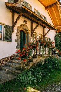 una casa con flores en la parte delantera en Wiesenhof, en Collalbo