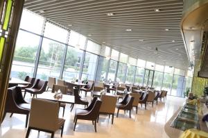 A restaurant or other place to eat at Jingling Shihu Garden Hotel 