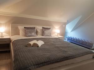 מיטה או מיטות בחדר ב-Dreilini Residence