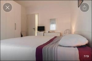 ガエータにあるCasa vacanze Serapoのベッドルーム(大きな白いベッド1台、テレビ付)