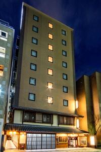 京都市にある相鉄フレッサイン 京都四条烏丸の側面に窓がある高い建物