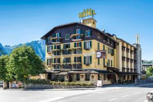 un edificio de hotel con un cartel encima en Hotel Ferrovia en Calalzo