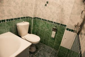ヴォログダにあるNa Yaroslavskoyのバスルーム(白いトイレ、シンク付)