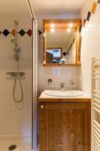 y baño con lavabo y ducha con espejo. en travelski home premium - Résidence Le Hameau du Rocher Blanc 4 stars en Saint-Chaffrey