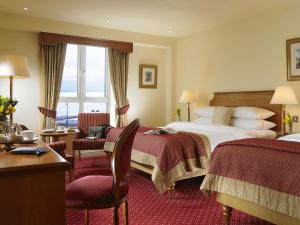 Postel nebo postele na pokoji v ubytování Galway Bay Hotel Conference & Leisure Centre