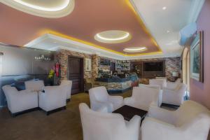 a salon with white chairs and a waiting room at منتجع مارينا جويل in Khamis Mushayt