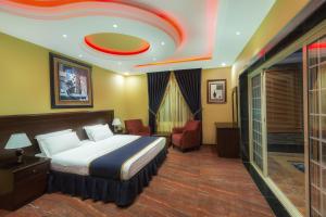 a hotel room with a bed and a bathroom at منتجع مارينا جويل in Khamis Mushayt +25 photos