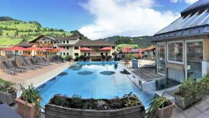 an image of a swimming pool at a resort at Hotel Simmerlwirt in Niederau
