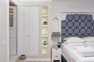 Postel nebo postele na pokoji v ubytování Mon Repos Liston Suites