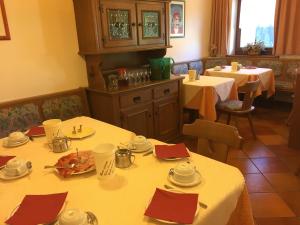 Reštaurácia alebo iné gastronomické zariadenie v ubytovaní Garnì Astor