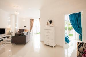 un soggiorno bianco con divano e sedia di Apartment Andrea ad Adeje