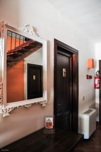 uno specchio a parete con scala in una stanza di Casalventodimare e Tramontana a Montalto di Castro