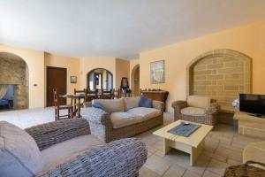 - un salon avec des canapés et une cheminée dans l'établissement Masseria Colosso by BarbarHouse, à Patù