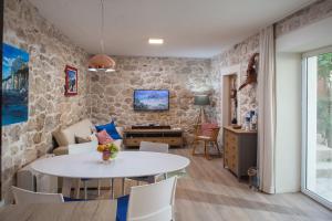 ein Wohnzimmer mit einem Tisch und Stühlen in der Unterkunft Villa Toni in Makarska