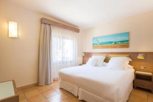 Postel nebo postele na pokoji v ubytování Occidental Playa de Palma