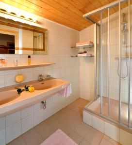 Un baño con lavabo y ducha en Haus Christaldo, en Sankt Anton am Arlberg