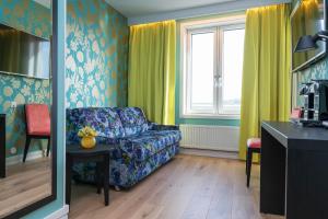 ein Wohnzimmer mit einem Sofa und einem Fenster in der Unterkunft Thon Hotel Nidaros in Trondheim