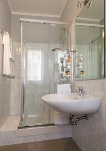 タヴァルネッレ・ヴァル・ディ・ペーザにあるVIA NALDINI n 61のバスルーム(洗面台、ガラス張りのシャワー付)