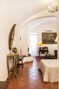 un soggiorno con letto e tavolo di Palazzo Castelleschi a Tarquinia