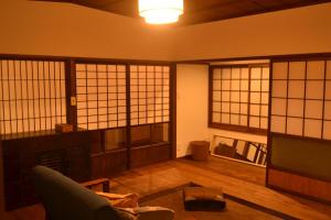 AritaILHA / ACCOMMODATION的客厅设有窗户、沙发和电视。