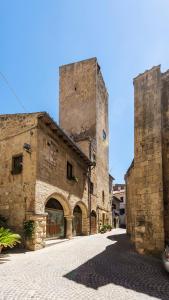 タルクイーニアにあるPalazzo Castelleschiの大塔のある古い石造りの建物