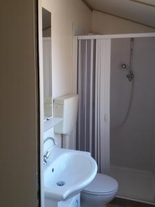łazienka z umywalką, toaletą i prysznicem w obiekcie Private Bay Residence w mieście Vrboska