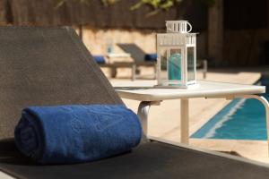 een blauwe handdoek op een stoel naast een tafel bij Villa Els Pins in Palma de Mallorca