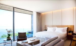 una camera d'albergo con un letto e una grande finestra di Akelarre - Relais & Châteaux a San Sebastián