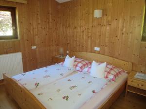 ショペルナウにあるHaus Manserの木製の壁のドミトリールーム(ベッド1台)