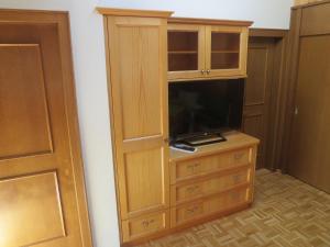 Televízia a/alebo spoločenská miestnosť v ubytovaní Haus Manser